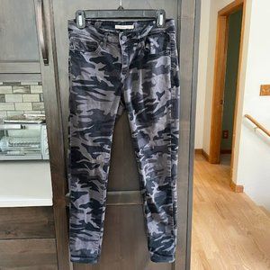 Gray Camo Levi's Capris